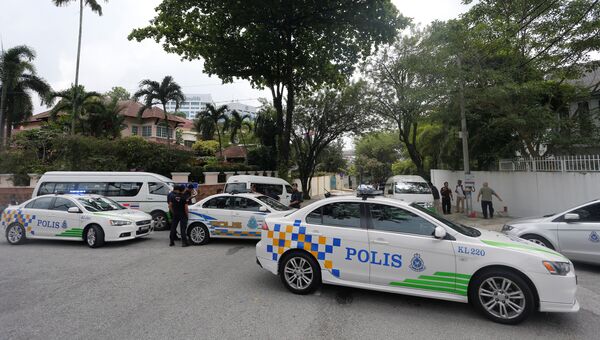 Полиция Малайзии у здания посольства КНДР в Куала-Лумпуре