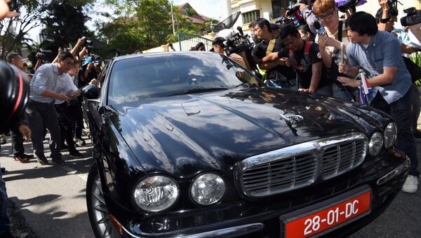 Посол КНДР в Малайзии Кан Чхоль покидает посольство в Куала-Лумпуре