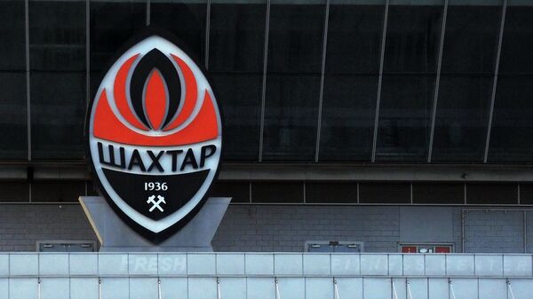 Эмблема футбольного клуба Шахтер на стадионе Донбасс Арена в Донецке