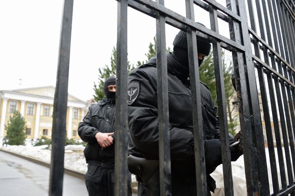Сотрудники правоохранительных органов проводят обыск в московском Международном центре Рерихов в Москве. 7 марта 2017 Сотрудники правоохранительных органов проводят обыск в московском Международном центре Рерихов в Москве. 7 марта 2017