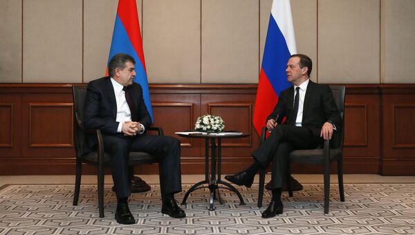 Председатель правительства РФ Дмитрий Медведев и премьер-министр Армении Карен Карапетян во время встречи в Бишкеке. 6 марта 2017