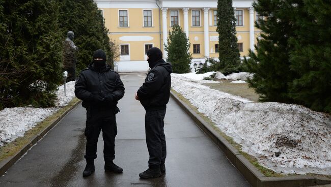 Сотрудники правоохранительных органов во время обыска в Международном центре Рерихов. Архивное фото