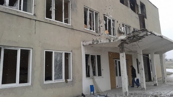 Разрушенный обстрелами административно-бытовой корпус Донецкой фильтровальной станции