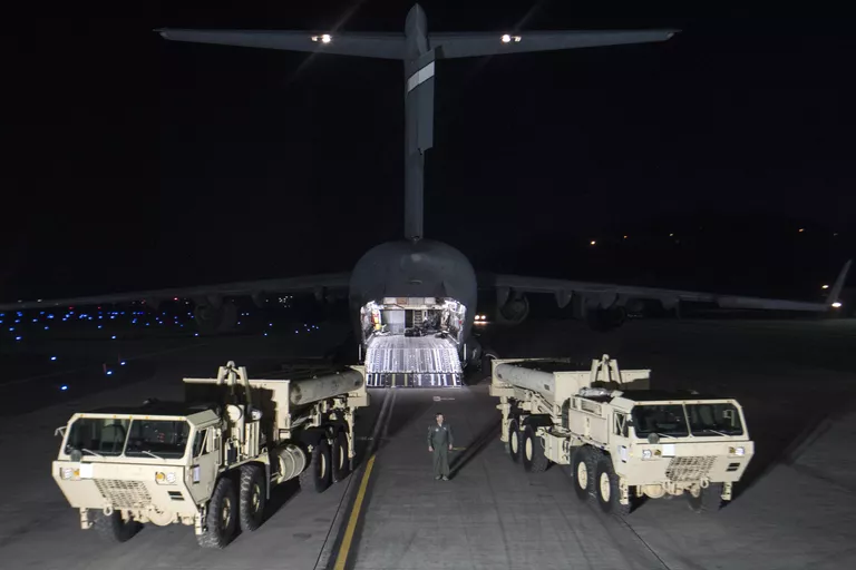 Грузовики с пусковыми установками американских ракетных комплексов THAAD на авиабазе в Южной Корее Грузовики с пусковыми установками американских ракетных комплексов THAAD на авиабазе в Южной Корее
