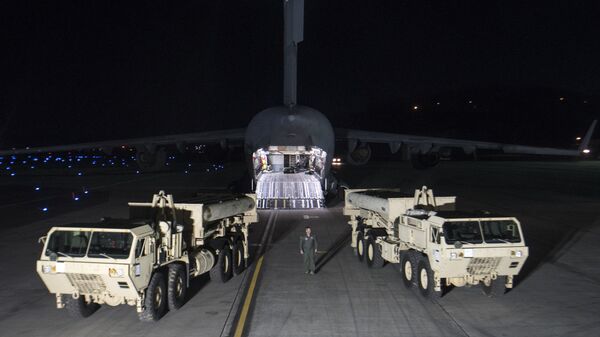 Грузовики с пусковыми установками американских ракетных комплексов THAAD на авиабазе в Южной Корее