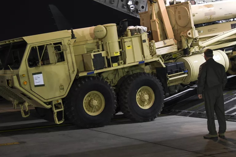 Грузовик с пусковыми установками американских ракетных комплексов THAAD на авиабазе в Южной Корее Грузовик с пусковыми установками американских ракетных комплексов THAAD на авиабазе в Южной Корее