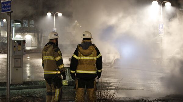 Шведские пожарные в микрорайоне Стокгольма Ринкебю после беспорядков. 20 февраля 2017