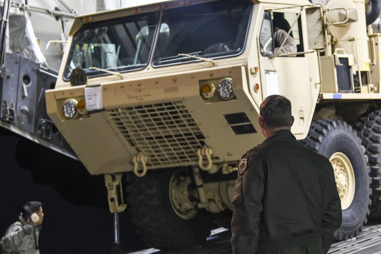 Грузовик с пусковыми установками американских ракетных комплексов THAAD на авиабазе в Южной Корее Грузовик с пусковыми установками американских ракетных комплексов THAAD на авиабазе в Южной Корее