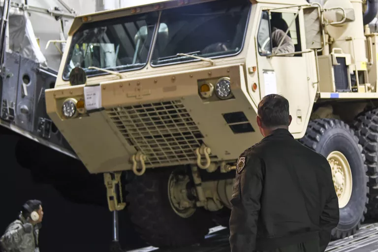 Грузовик с пусковыми установками американских ракетных комплексов THAAD на авиабазе в Южной Корее Грузовик с пусковыми установками американских ракетных комплексов THAAD на авиабазе в Южной Корее