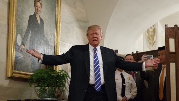 Президент США Дональд Трамп приветствует посетителей, пришедших в Белый дом в Вашингтоне на экскурсию. Архивное фото