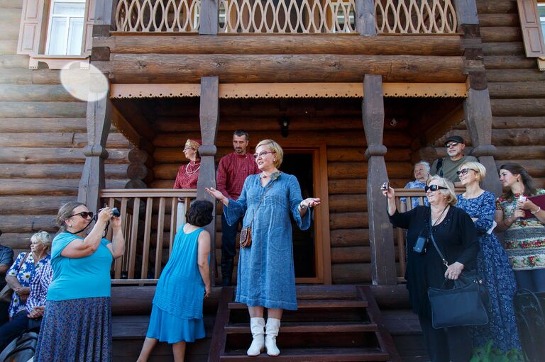 Директор Кенозерского национального парка Елена Шатковская (в центре) Директор Кенозерского национального парка Елена Шатковская (в центре)