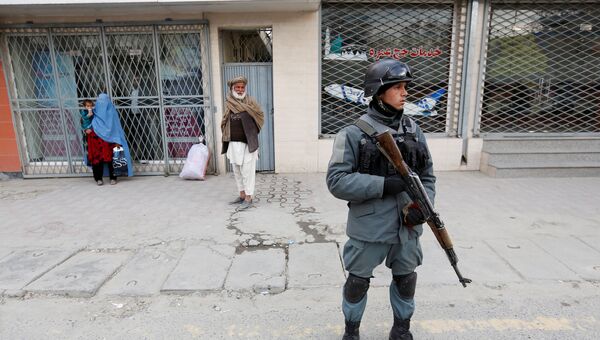 Полицейский в Кабуле недалеко от места взрыва и перестрелки