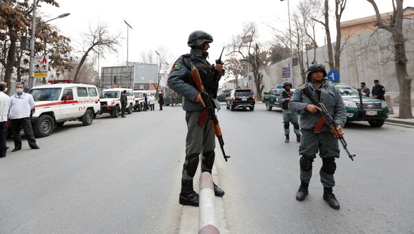 Афганские полицейские недалеко от места взрыва в Кабуле. 8 марта 2017 года
