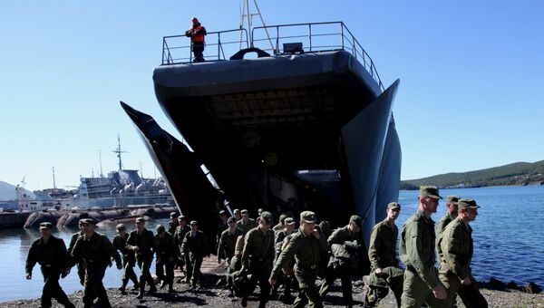 Военнослужащие покидают большой десантный корабль (БДК-101) Ослябя. Архивное фото