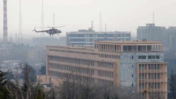 Вертолет афганской армии над госпиталем в Кабуле. 8 марта 2017