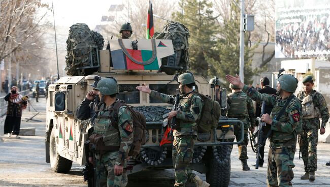 Афганские силовики у военного госпиталя в Кабуле, на который напали боевики, 8 марта 2017