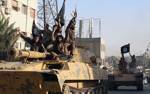 Бойовики терористичного угруповання Ісламська держава (ІГ, заборонена в РФ) у місті Ракка, Сирія