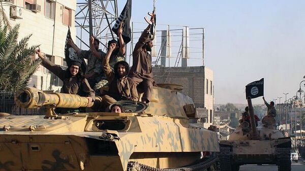 Боевики террористической группировки Исламское государство (ИГ, запрещена в РФ) в городе Ракка, Сирия. Архивное фото