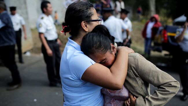 Родственники жертв пожара в центре реабилитации жертв домашнего насилия в Гватемале. 8 марта 2017