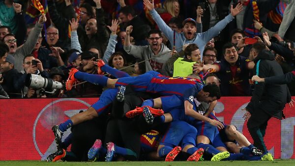Игроки Барселоны после победы над французским клубом Пари Сен-Жермен в 1/8 финала Лиги чемпионов