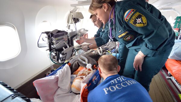 Самолет Ан-148 МЧС России осуществляет санитарно-авиационную эвакуацию тяжелобольного ребенка