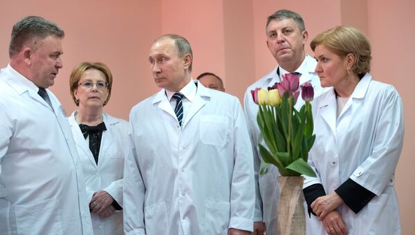 Президент РФ Владимир Путин во время осмотра нового перинатального центра городской больницы №1 в Брянске. 8 марта 2017