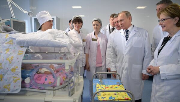 Президент РФ Владимир Путин во время осмотра нового перинатального центра городской больницы №1 в Брянске. 8 марта 2017