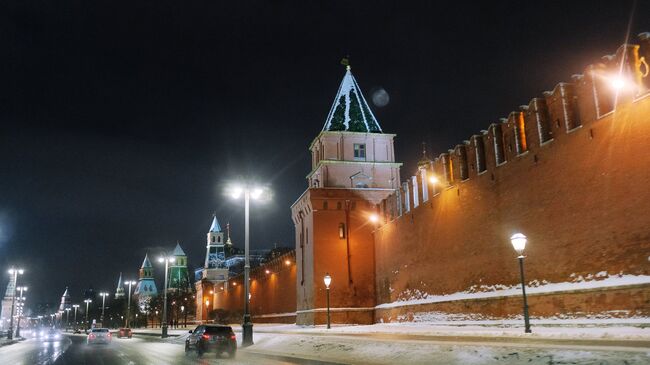 Кремлевская набережная в Москве