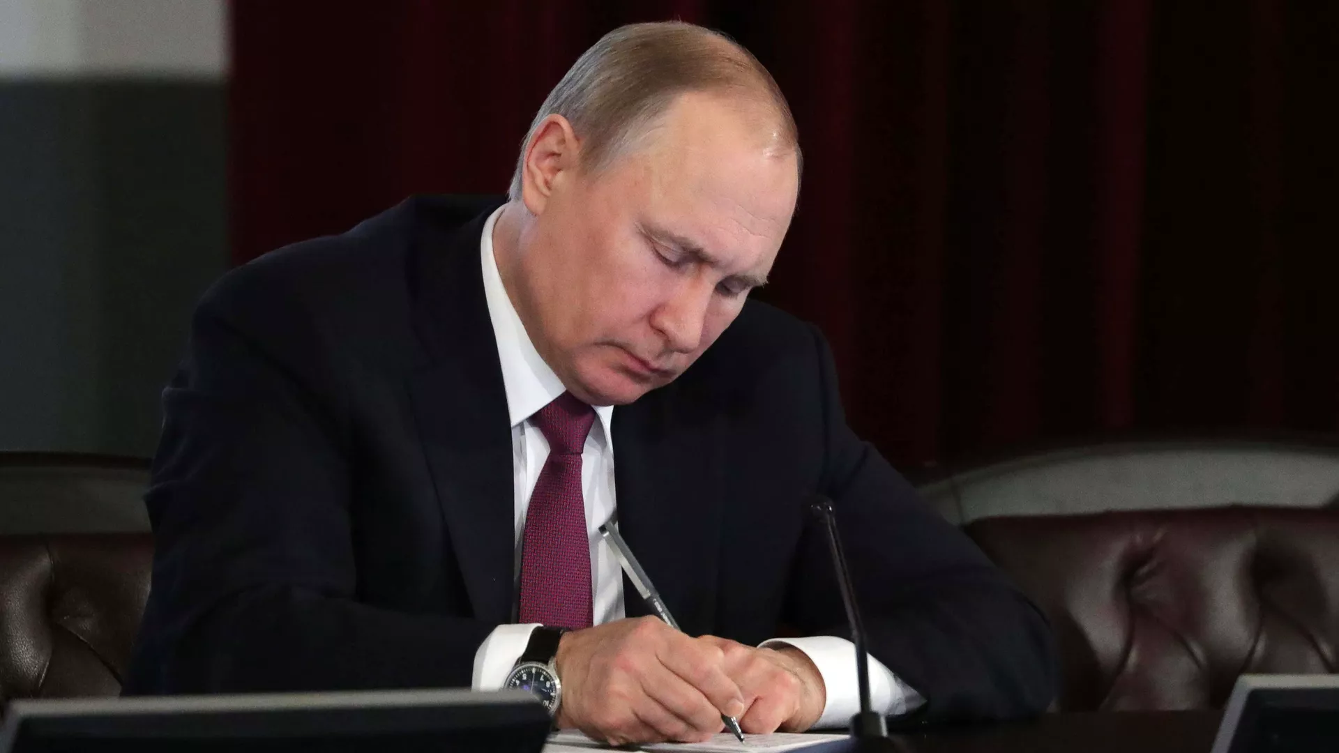 Путин подписал закон об увеличении возраста пребывания на госслужбе