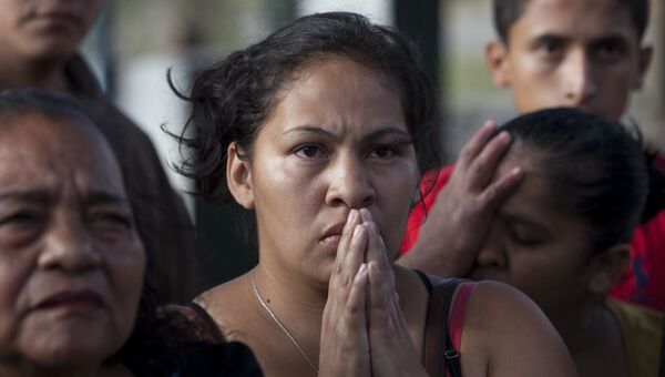Родственники жертв пожара в центре реабилитации жертв домашнего насилия в Гватемале. 8 марта 2017