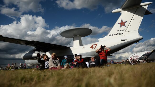 Посетители у самолета А-50У на Международном авиационно-космическом салоне МАКС 2015 в подмосковном Жуковском. Архивное фото