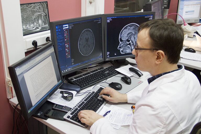 Врач во время диагностики Врач во время диагностики