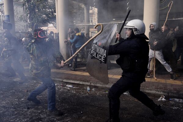Столкновения ОМОНА и греческих фермеров, выступающих против повышения налогов, в Афинах
