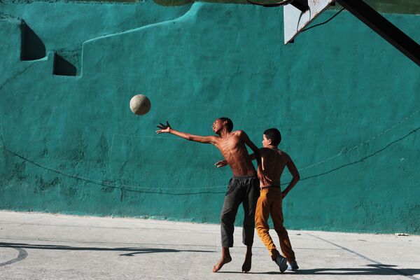 Мальчики играют в баскетбол в жилом районе Старая Гавана