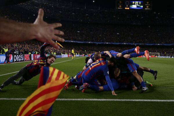 Победа Барселоны празднуют победу в конце 16-го раунда Лиги чемпионов, Испания