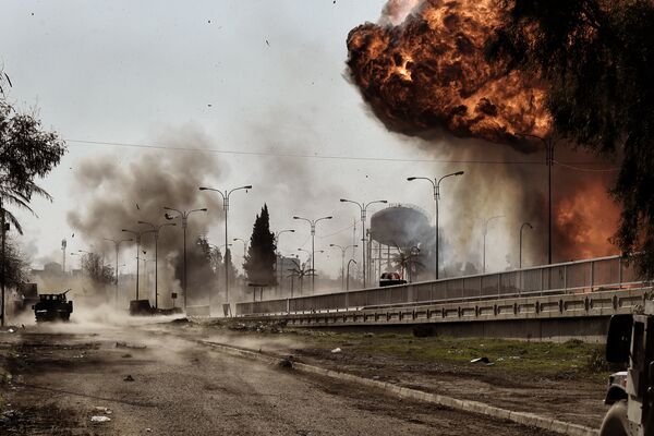 Взрыв бомбы после взрыва автомобиля в Мосуле