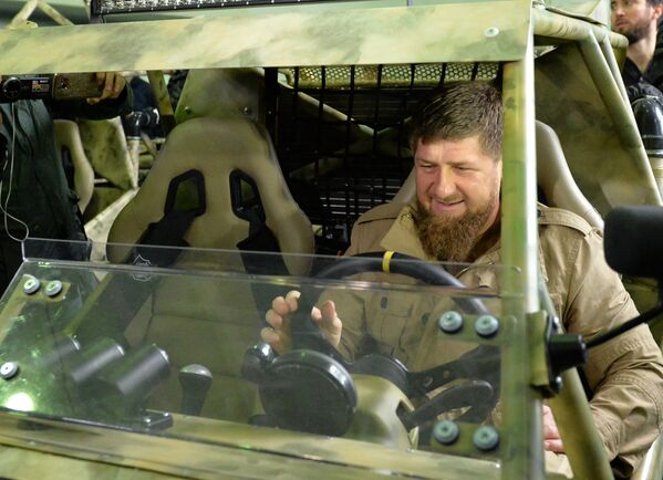 Рамзан Кадыров осматривает багги Чаборз - М3 на Аргунском заводе Чеченавто