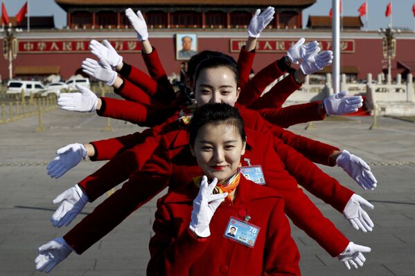 Сотрудницы гостиничного комплекса во время Всекитайского собрания народных представителей в Пекине
