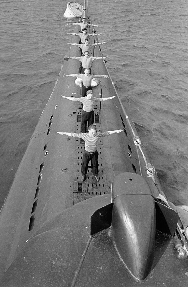 Моряки-подводники делают утреннюю зарядку
