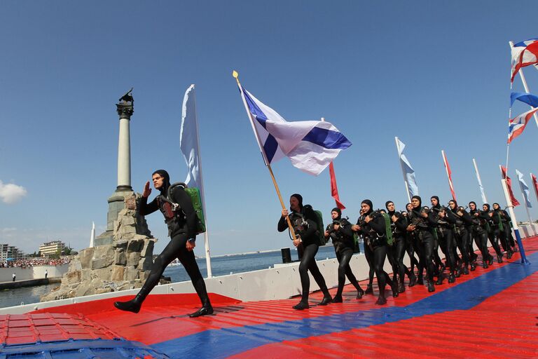 Колонна подводного десанта на параде в честь Дня Военно-морского флота России в Севастополе