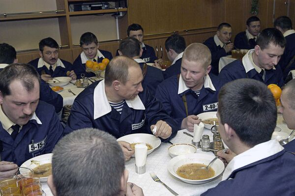 Владимир Путин с командой подводного крейсера Архангельск во время обеда