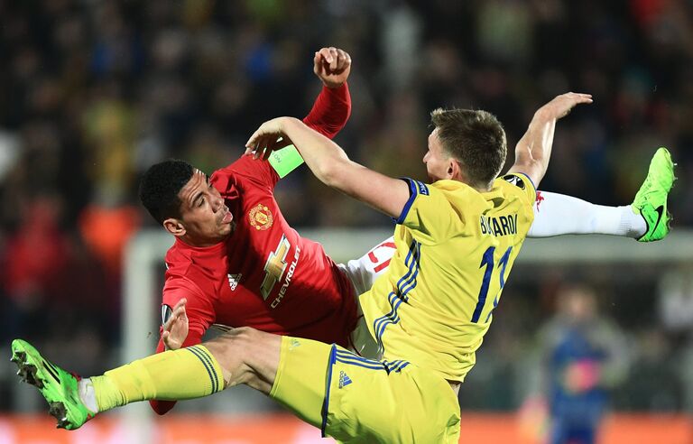 Игрок ФК Ростов Александр Бухаров (справа) в матче 1/8 финала Лиги Европы между ФК Ростов и Манчестер Юнайтед