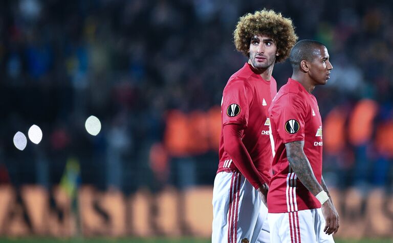 Игроки ФК Манчестер Юнайтед Маруан Феллайни и Эшли Янг (справа) в матче 1/8 финала Лиги Европы между ФК Ростов (Россия, Ростов-на-Дону) и ФК Манчестер Юнайтед (Англия, Манчестер).