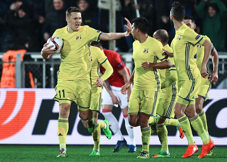 Игрок ФК Ростов Александр Бухаров (слева) в матче 1/8 финала Лиги Европы между ФК Ростов (Россия, Ростов-на-Дону) и ФК Манчестер Юнайтед (Англия, Манчестер).