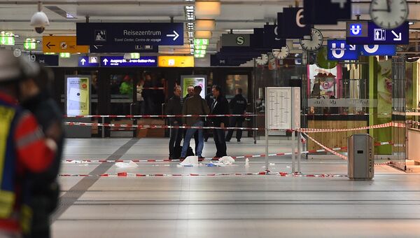 Полиция возле места нападения в вокзале в Дюссельдорфе, где мужчина с топором набросился на людей
