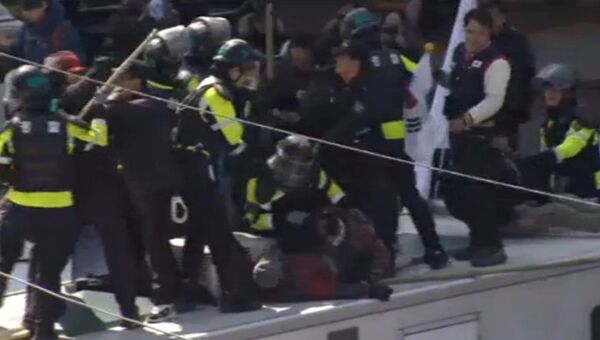 Столкновения между митингующими и полицией в Сеуле. 10 марта 2017 год