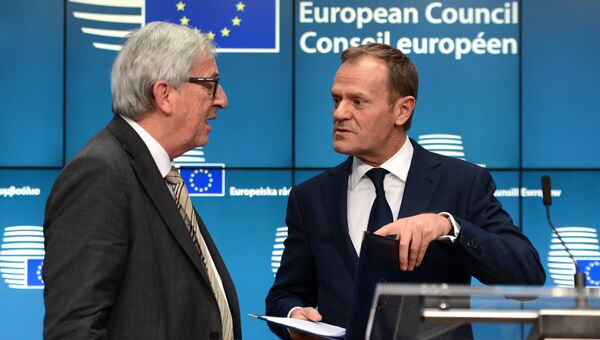 Председатель Еврокомиссии Жан-Клод Юнкер и переизбранный председатель Европейского совета Дональд Туск во время встречи глав государств и правительств стран ЕС в Брюсселе. 9 марта 2017