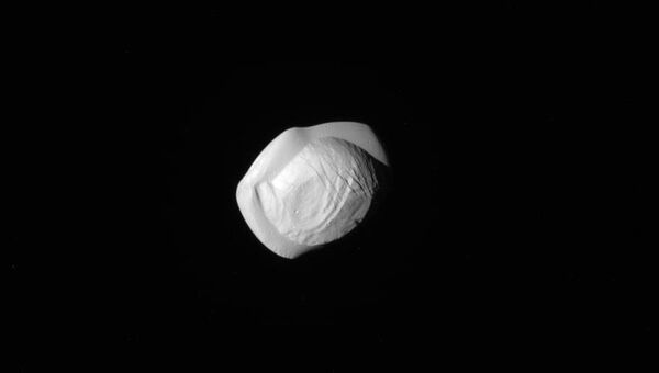 Спутник Сатурна Пан. Архивное фото