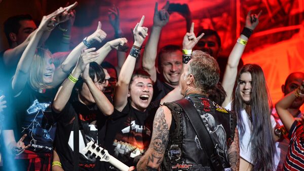 Лидер американской группы Metallica Джеймс Хэтфилд во время концерта в спорткомплексе Олимпийский в Москве