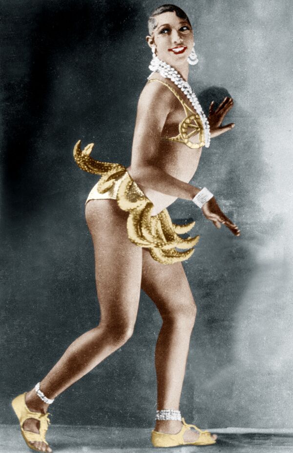 Популярная чернокожая танцовщица Джозефина Бейкер исполняет свой знаменитый Танец с бананами